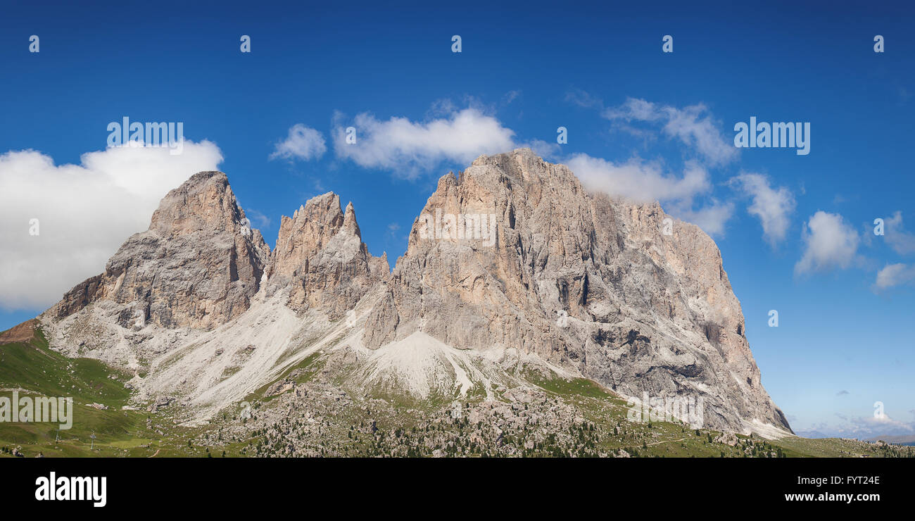 Panorama del Sassolungo picos de montaña Foto de stock