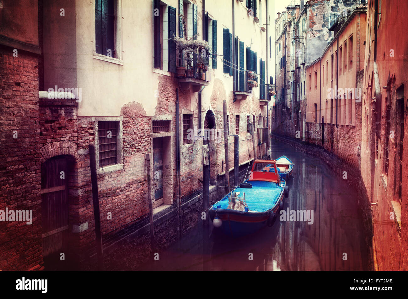 Imagen de estilo retro pequeño canal en Venecia. Foto de stock