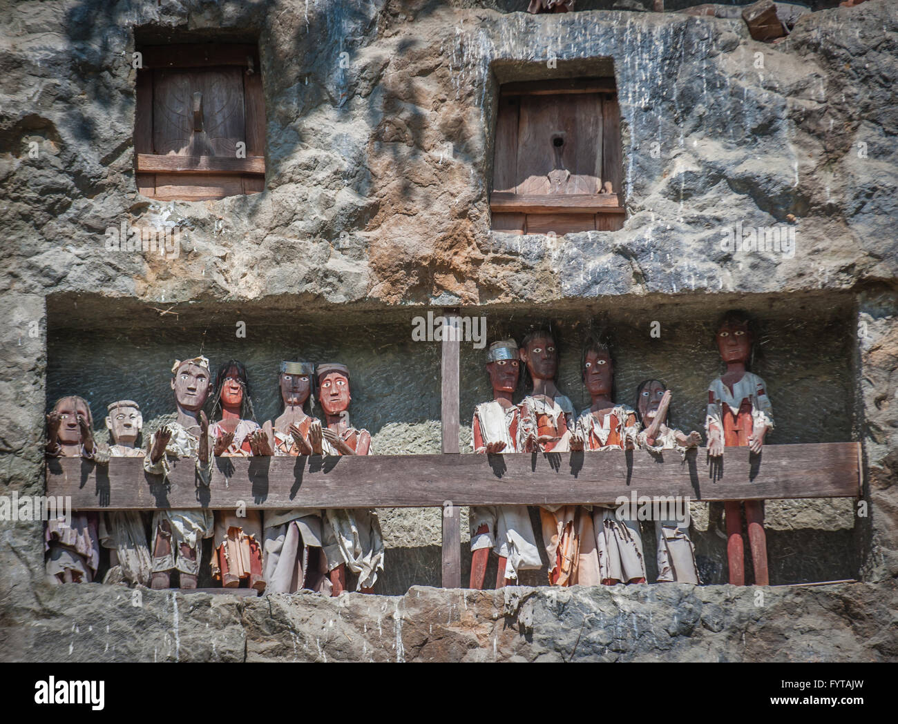 Tau tau, estatuas de madera que representan los hombres muertos en la cueva necrópolis, Tana Toraja, en el sur de Sulawesi, Indonesia Foto de stock