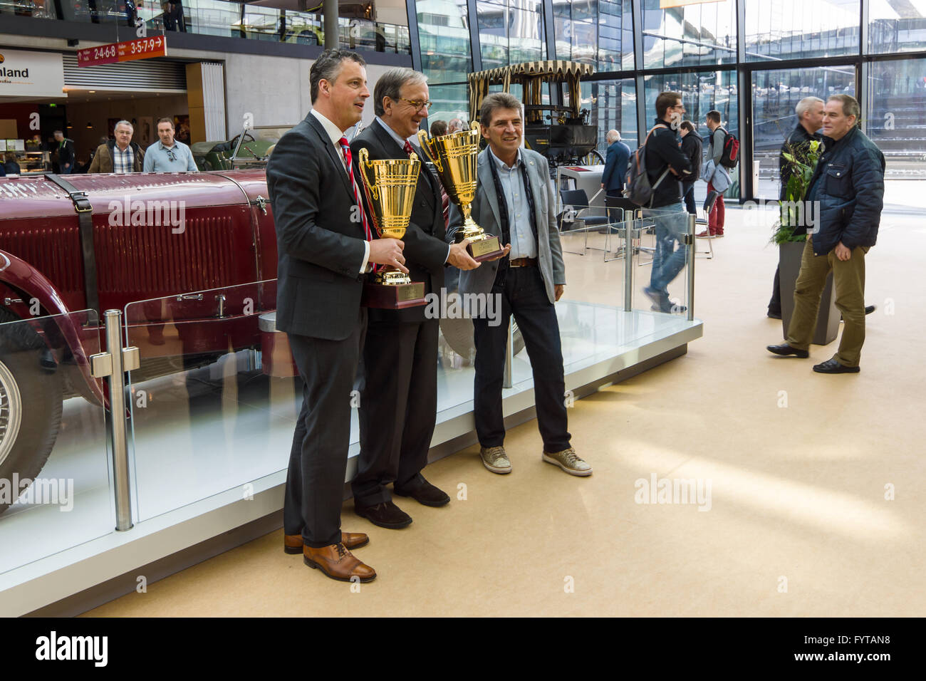 STUTTGART, Alemania - Marzo 18, 2016: los ganadores del Premio. Europa la mayor exposición de coches clásicos clásicos 'retro' Foto de stock