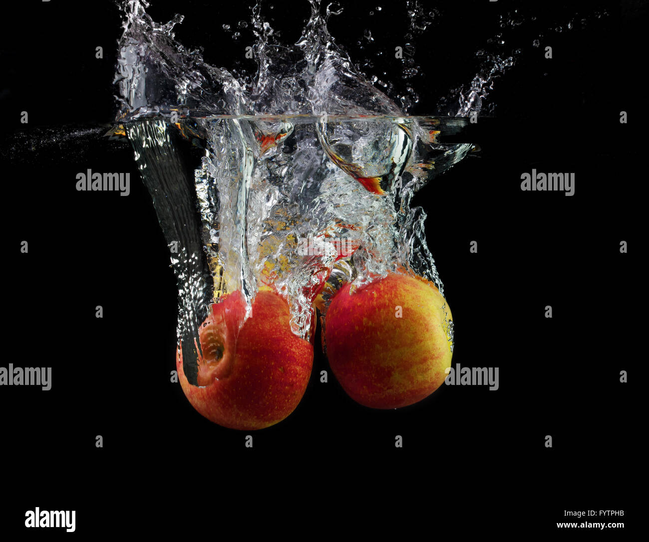 Manzanas en agua Foto de stock