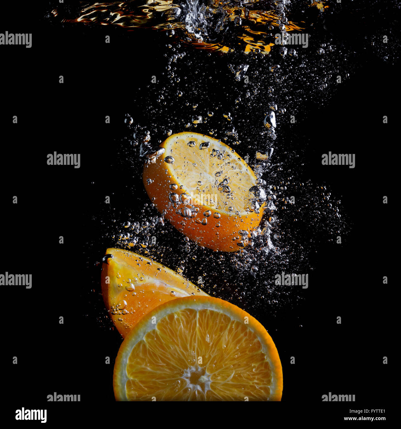 Las rodajas de naranja en el agua Foto de stock