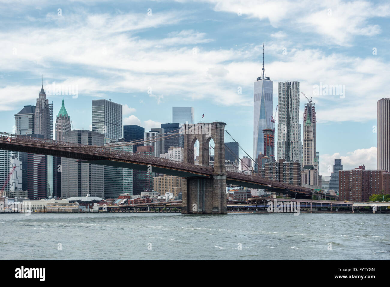 El Puente de Brooklyn y la Ciudad de Nueva York, en el fondo, EE.UU. Foto de stock