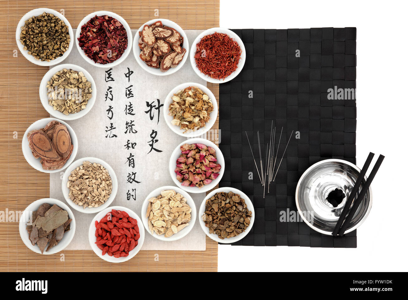 Las hierbas medicinales chinas tradicionales ingredientes, agujas de  acupuntura y palos moxa, con caligrafía sobre papel de arroz Fotografía de  stock - Alamy