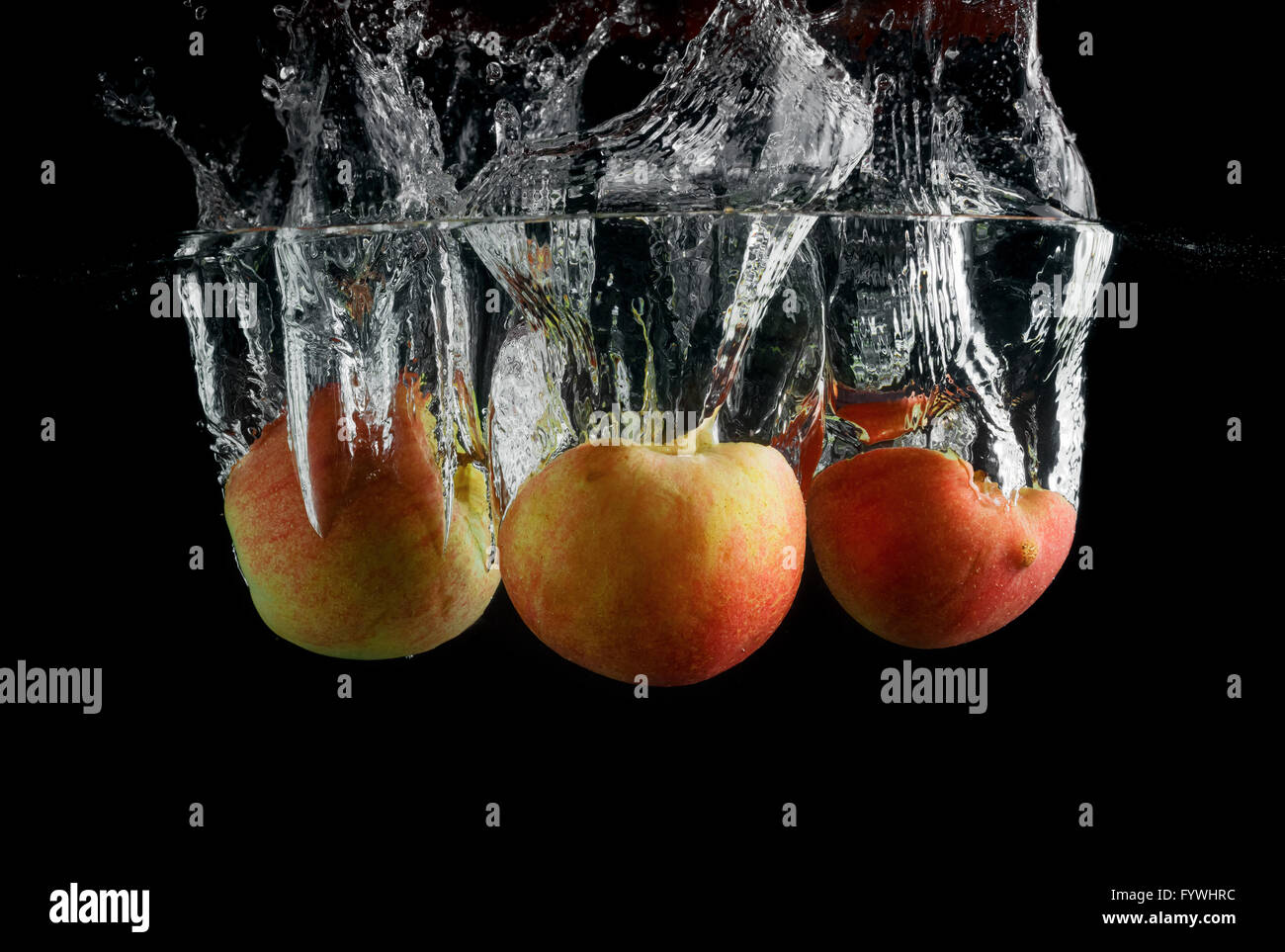 Tres manzanas en agua Foto de stock