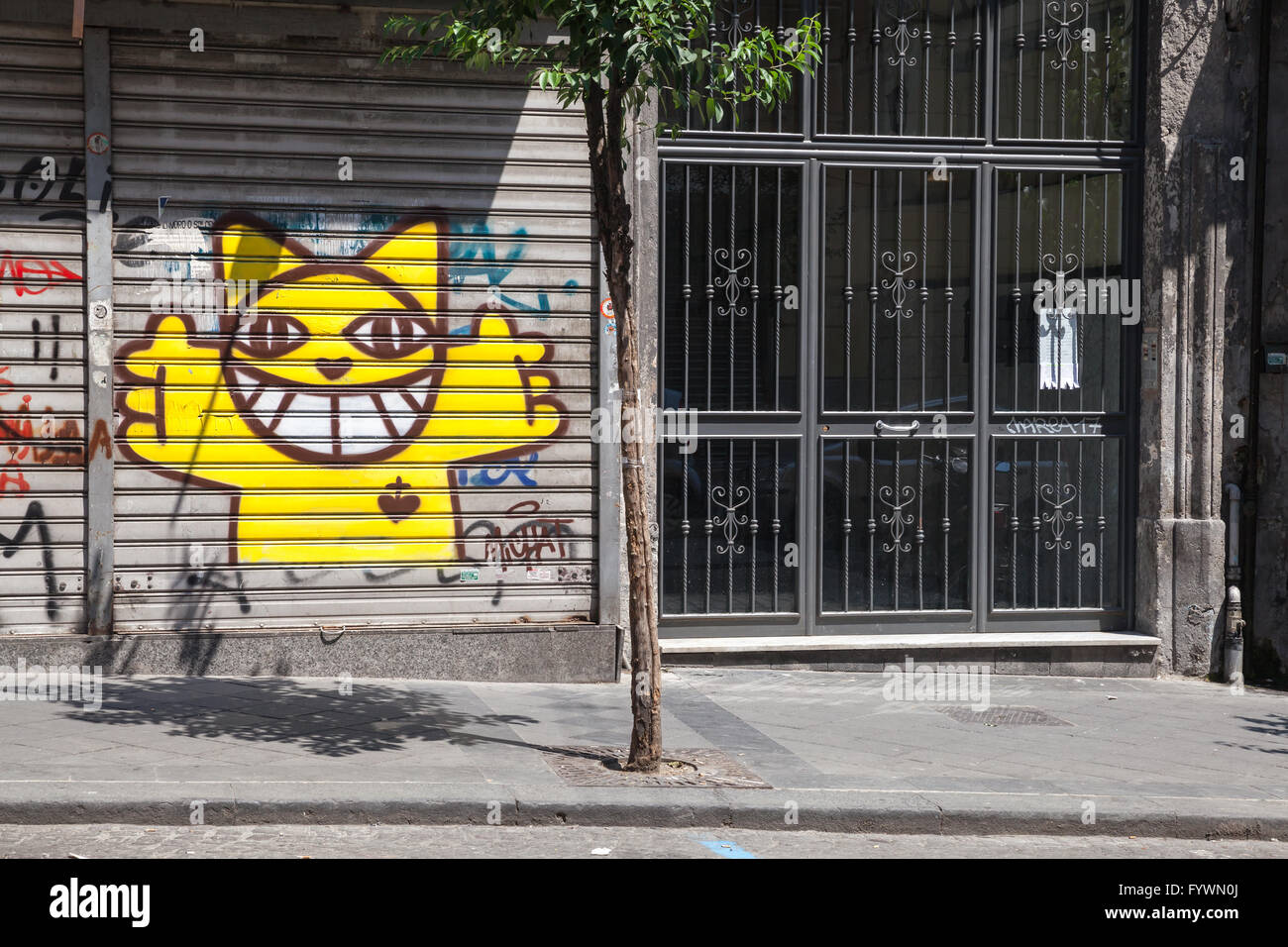 Nápoles, Italia - Agosto 9, 2015: ordinaria street view con graffiti sobre persianas de metal Foto de stock