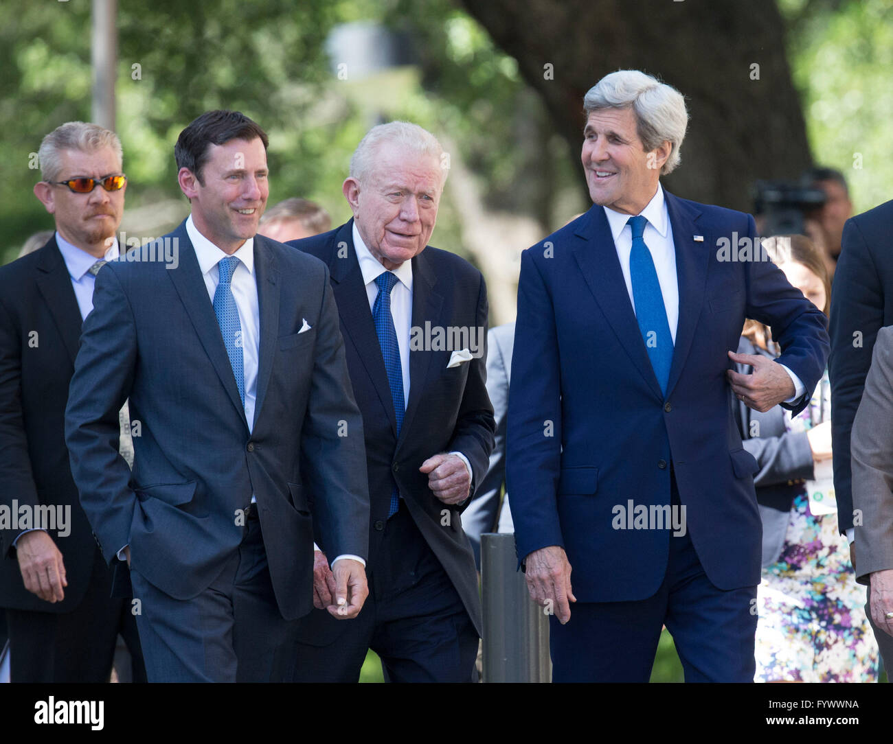El Secretario de Estado de Estados Unidos, John Kerry, centro, llega a la Biblioteca LBJ durante un discurso pronunciado durante la Cumbre de la guerra de Vietnam. Foto de stock