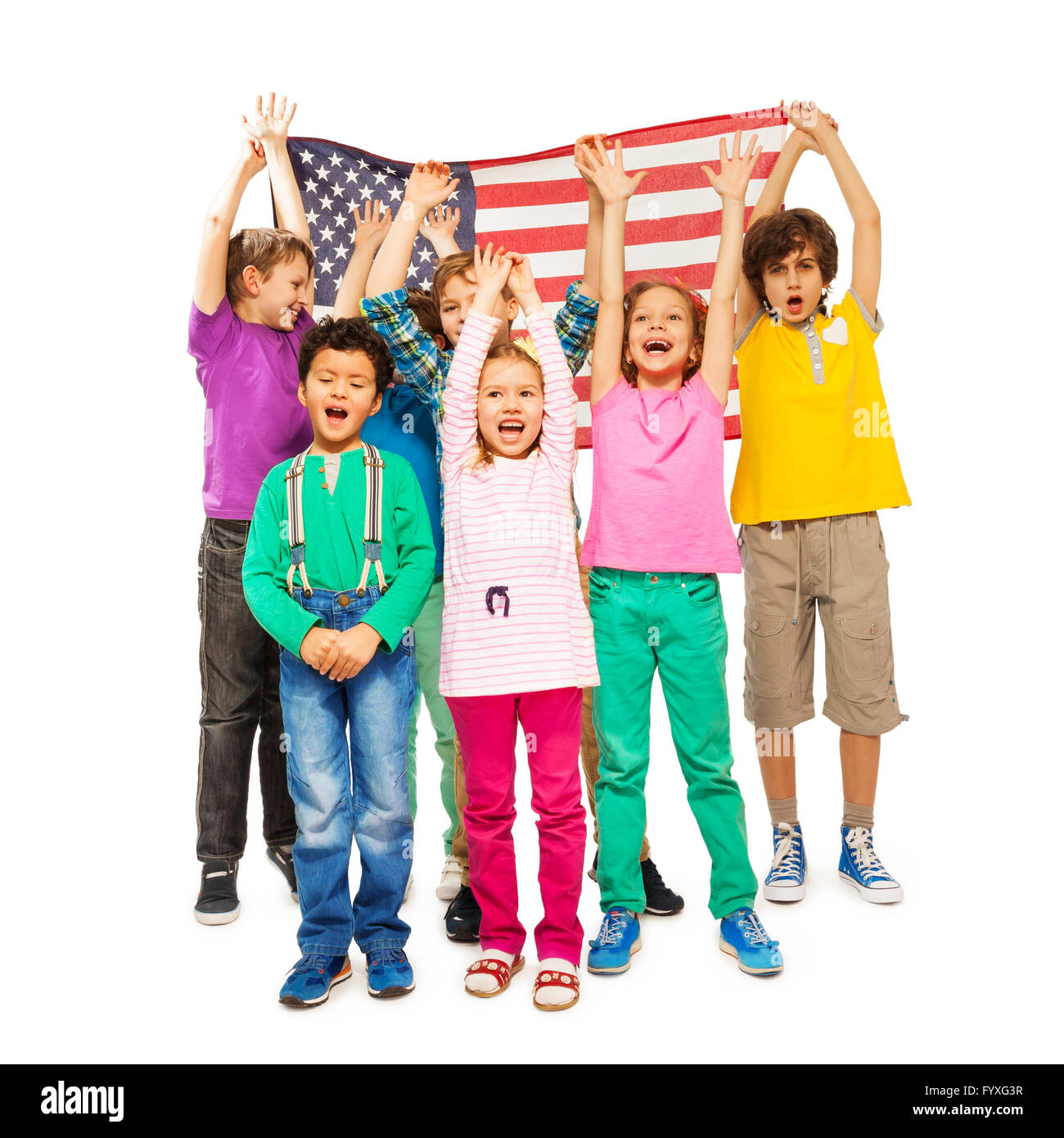 Grupo de niños envueltos bajo bandera americana Foto de stock