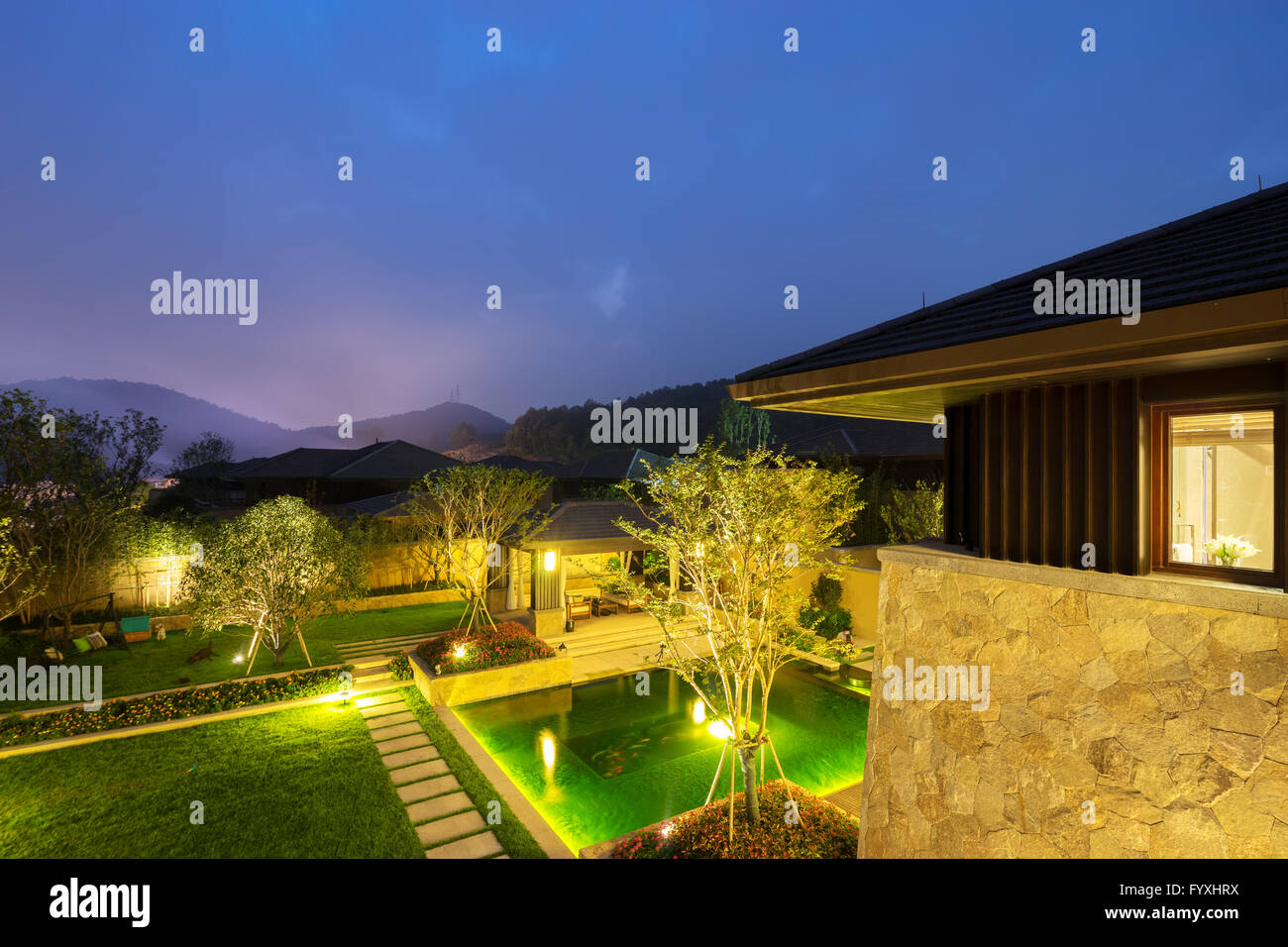 Patio en villa moderna en el claro cielo de noche Foto de stock