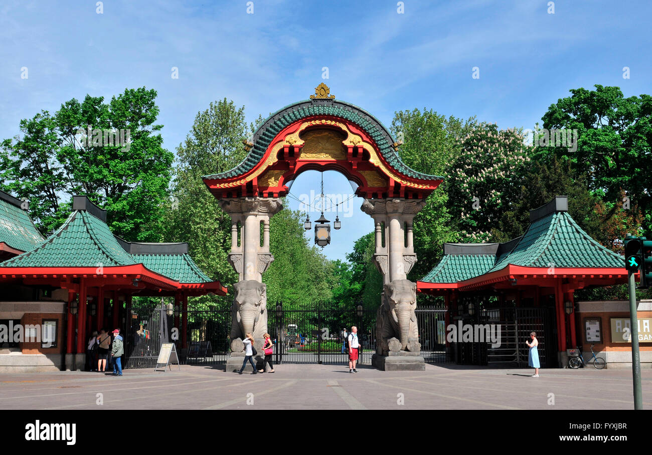 Puerta del elefante, Elefantentor, el Zoo de Berlín, Budapester Strasse, Tiergarten, Berlin, Alemania Foto de stock