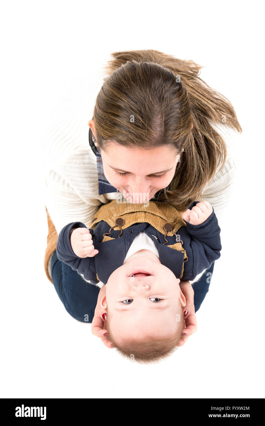 La madre con el bebé aislado en un fondo blanco. Foto de stock