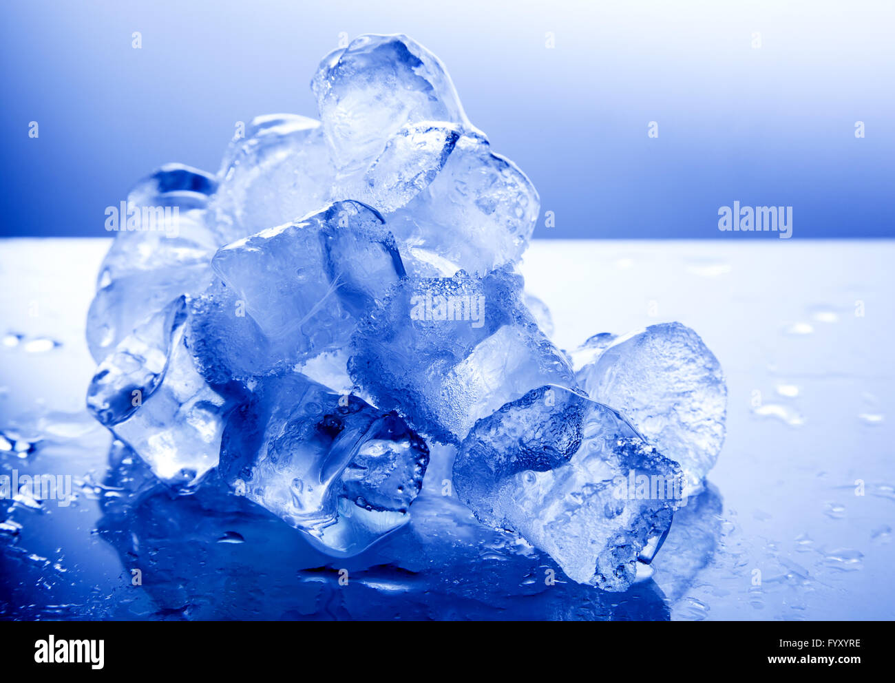 Derritiendo cubitos de hielo. Foto de stock