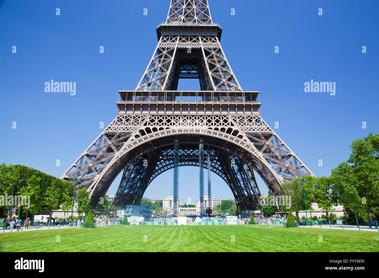 Parte inferior de la Torre Eiffel, en París, Francia Foto de stock