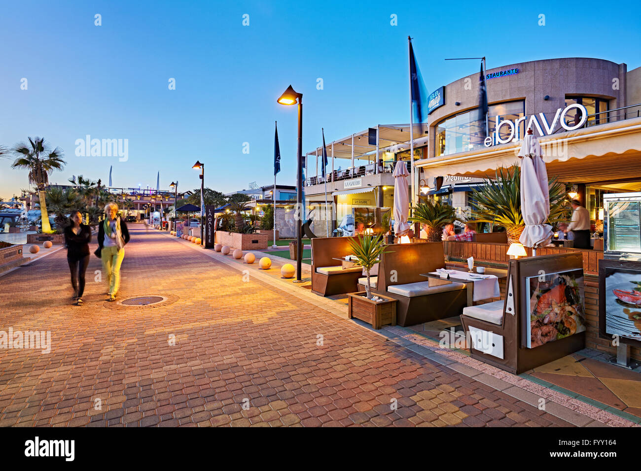 Cafés y restaurantes en el puerto deportivo. Denia. Alicante. La comunidad  de Valencia. España Fotografía de stock - Alamy