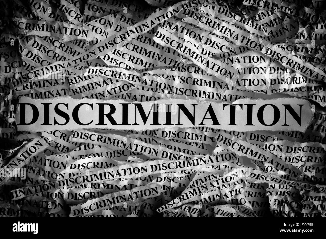 Los pedazos de papel con la palabra discriminación. Concepto Imagen. Closeup. Foto de stock