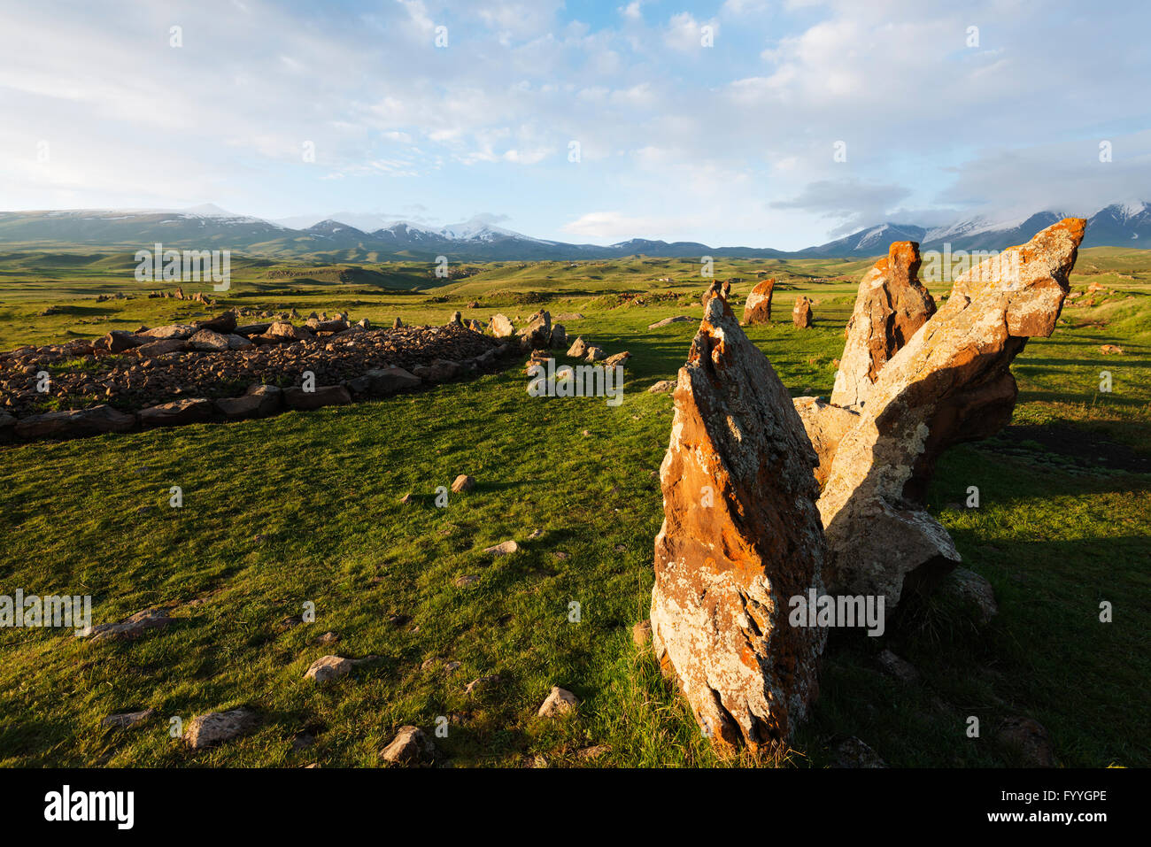 Eurasia, región del Cáucaso, Armenia, Syunik provincia Karahunj Zorats Karer, arqueológicos prehistóricos 'stonehenge' Foto de stock