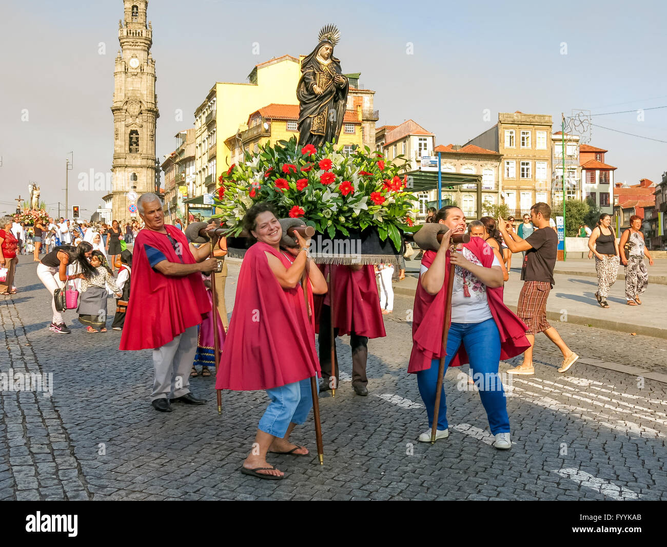 La gente en procesión en la ciudad de Oporto, en Portugal Foto de stock