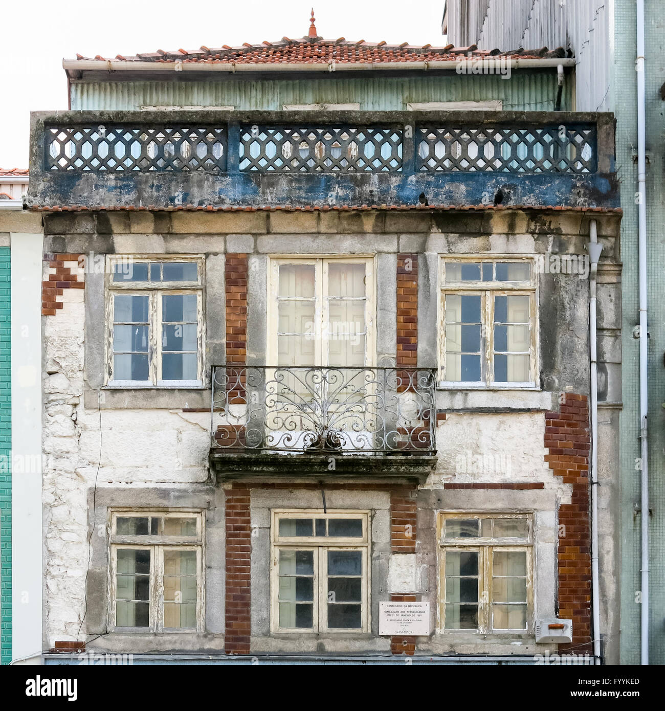 Fachada de la antigua casa abandonada en el centro de la ciudad de Oporto, Portugal Foto de stock