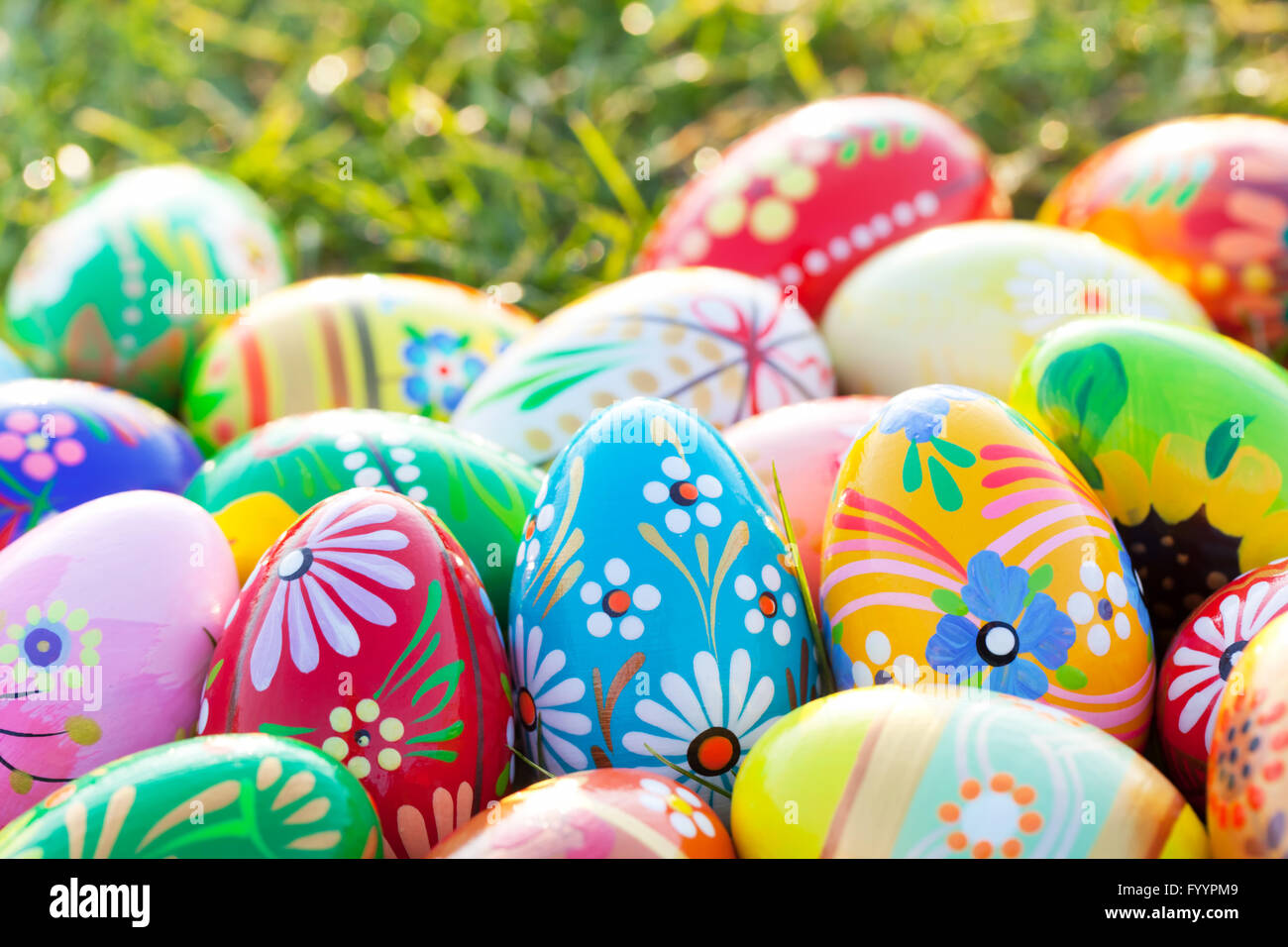 Los huevos de Pascua pintados a mano sobre el césped. Floral Foto de stock