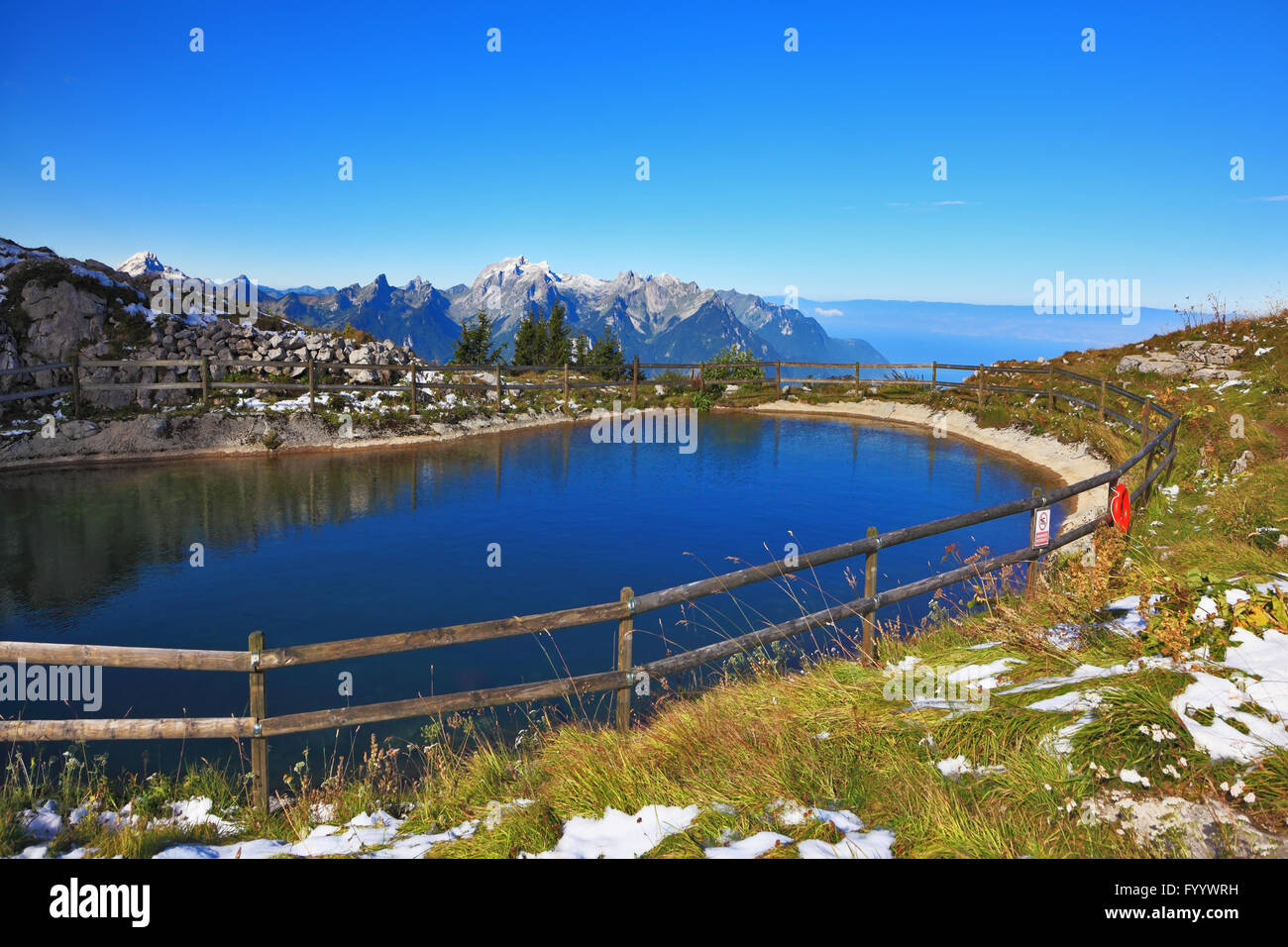 Pequeño lago en las montañas Foto de stock