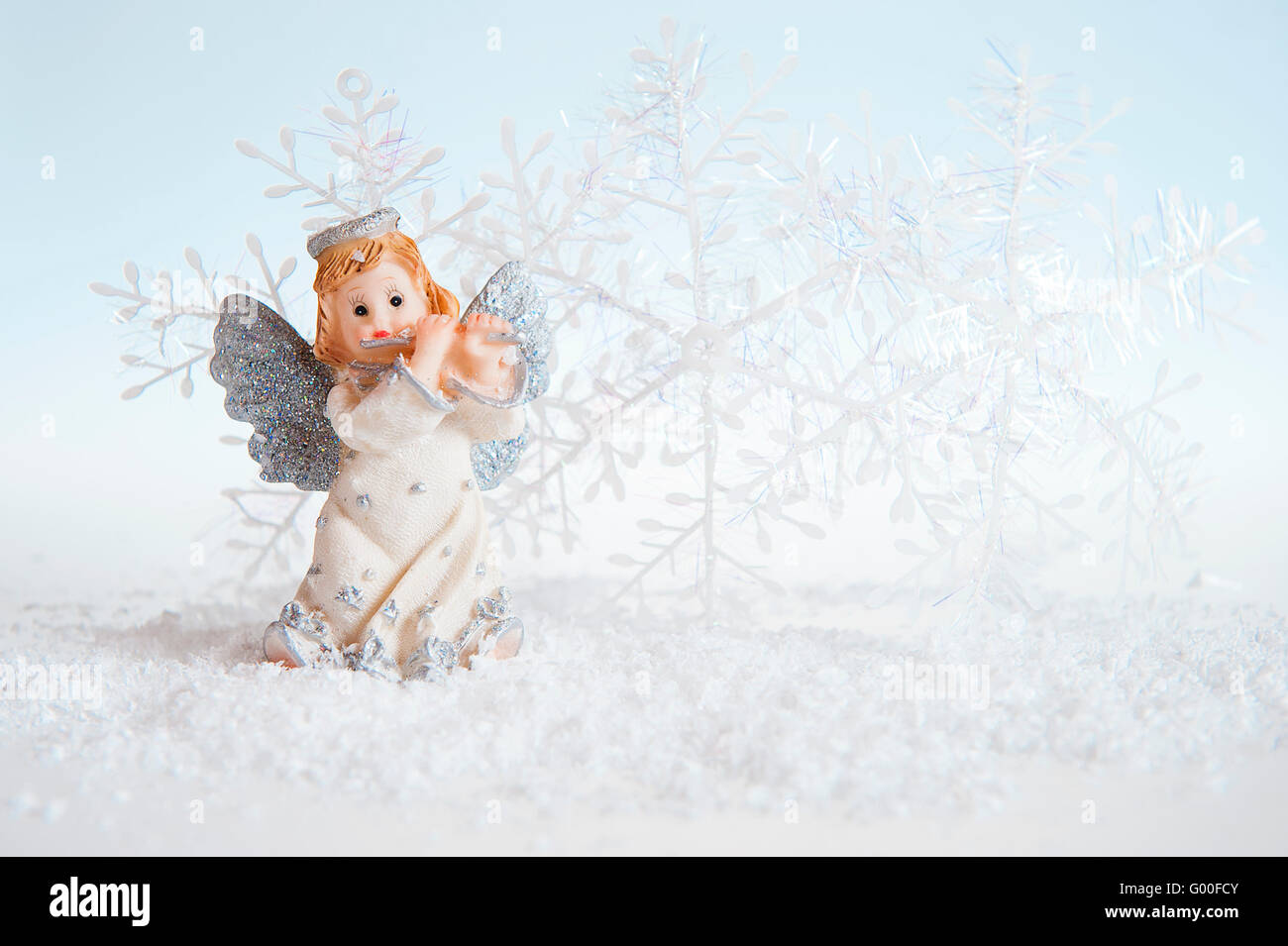 Ángel de Navidad sobre fondo plateado Foto de stock