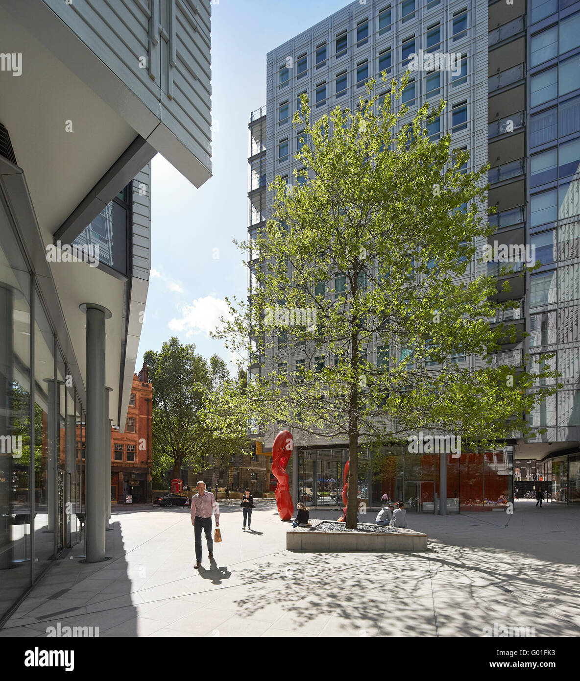 Soleado patio público. Central Saint Giles, Londres, Reino Unido. Arquitecto: Renzo Piano Building Workshop, 2015. Foto de stock