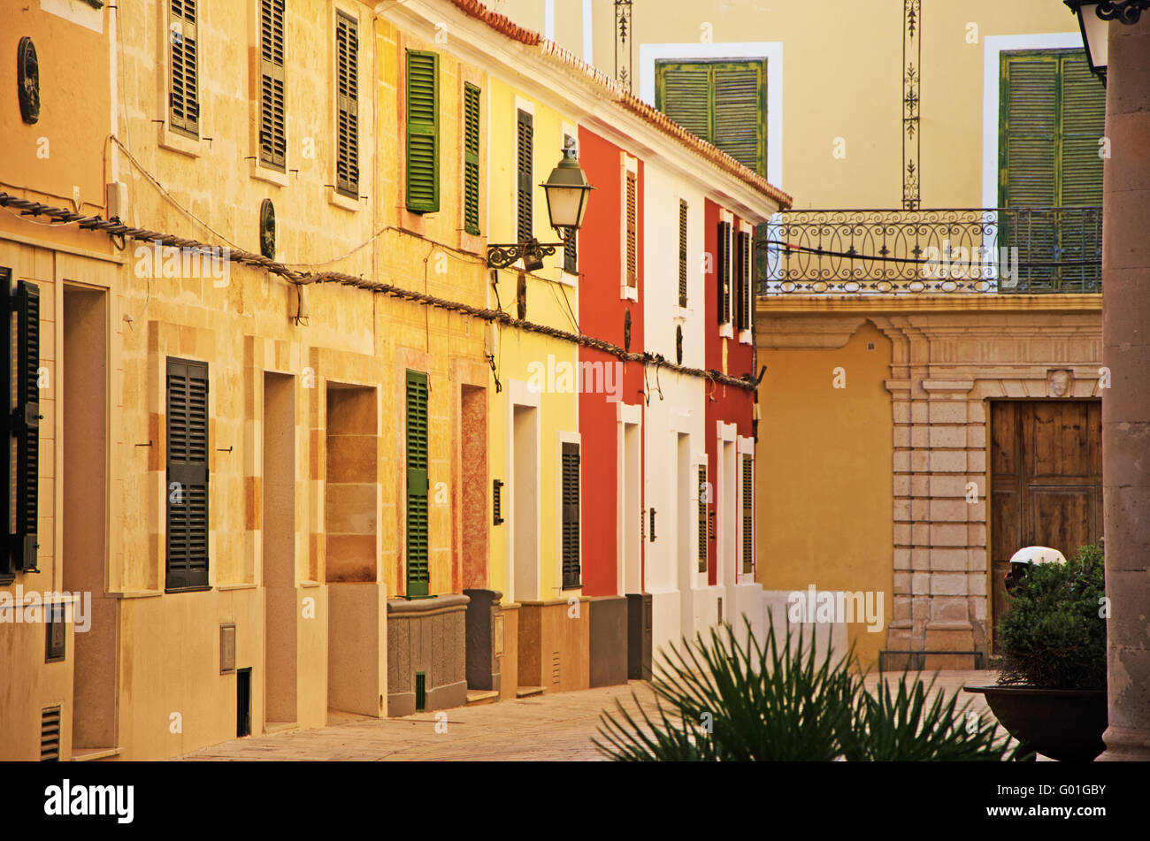 Menorca, Islas Baleares, España, Europa: Palacios y edificio en las calles y callejones de la vieja ciudad de Ciutadella Foto de stock