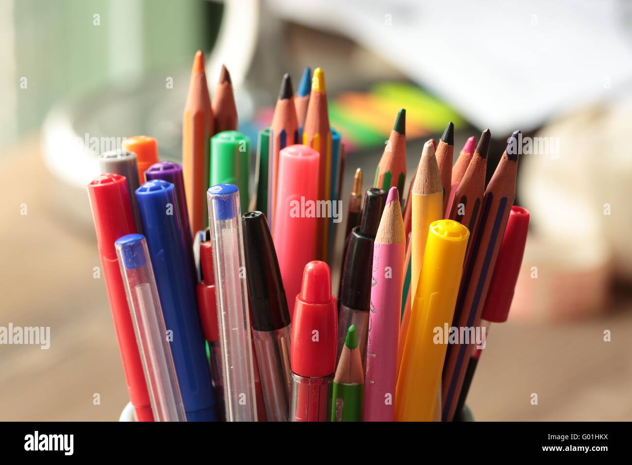 Contenedor con lápices y bolígrafos de distintos colores Fotografía de  stock - Alamy