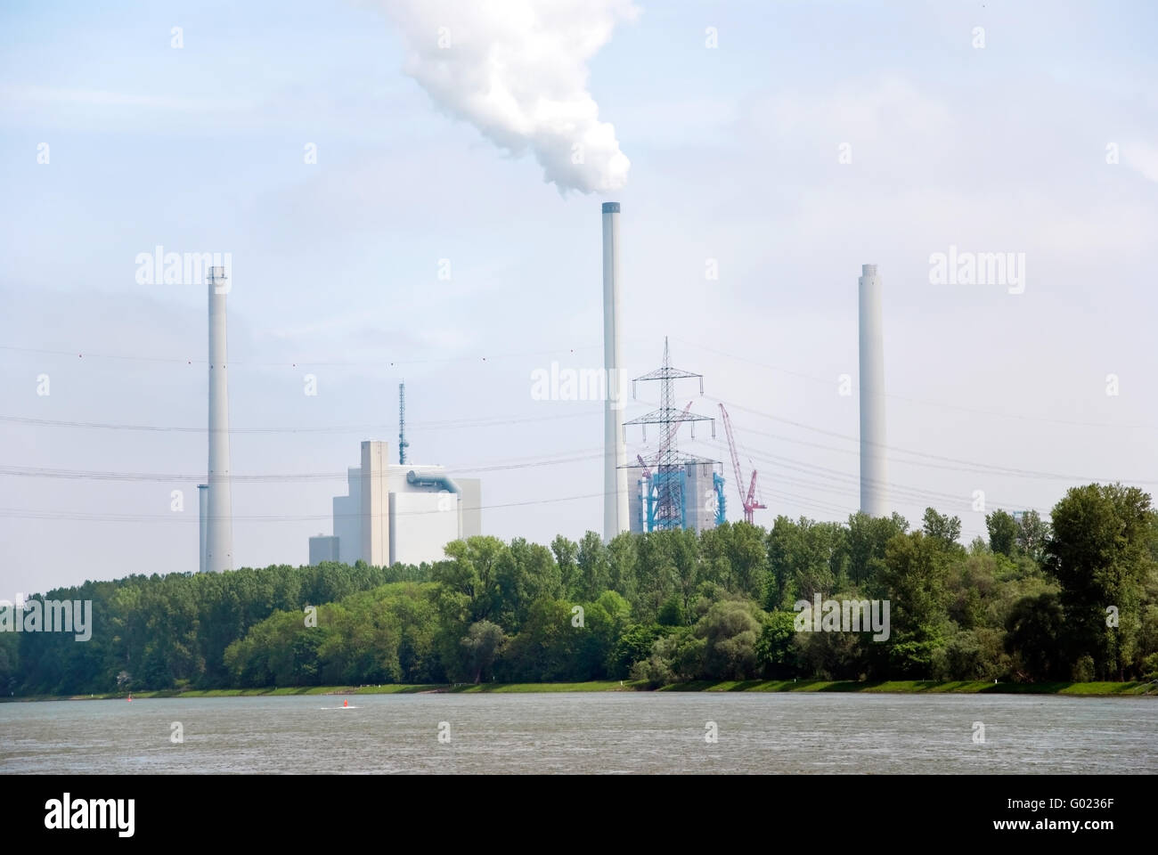 Planta de energía de vapor y el río Rin en Alemania Foto de stock