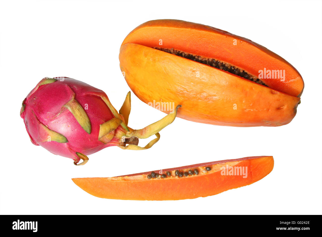 Frutas tropicales - dragon fruit (Rojo o pitahaya Hylocereus undatus) y papaya. Aislado en blanco Foto de stock