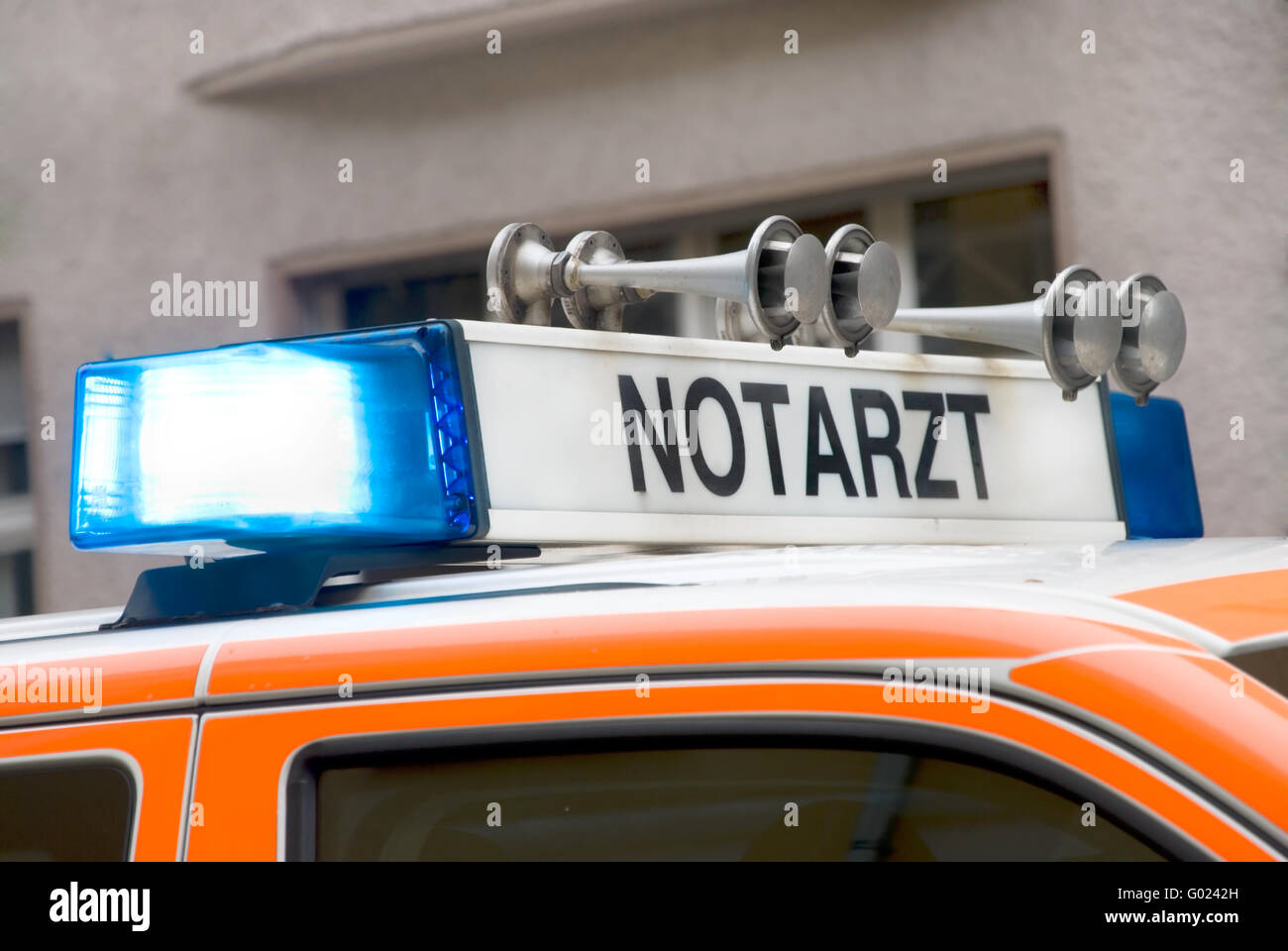 El techo de un coche de emergencia alemán con luz azul Foto de stock