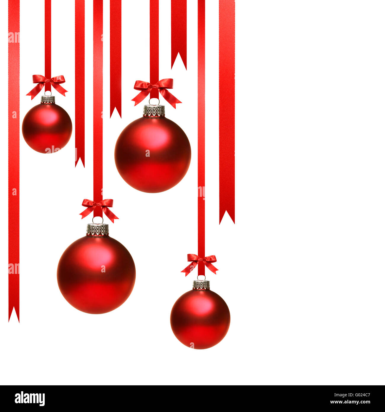 Bolas de Navidad colgando con cintas en blanco Fotografía de stock Alamy