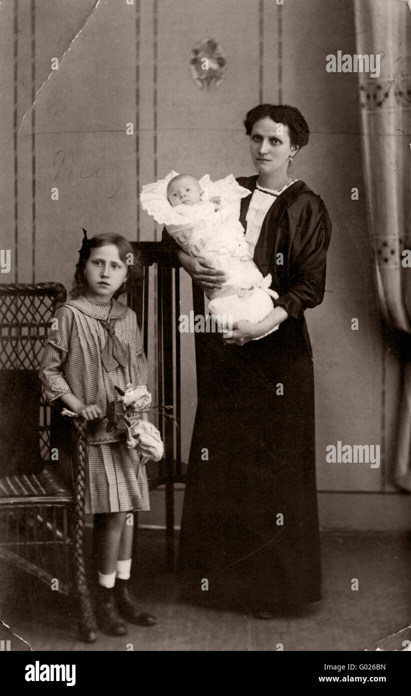 Madre con su bebé y su hija, fotografía histórica, alrededor de 1910 Foto de stock