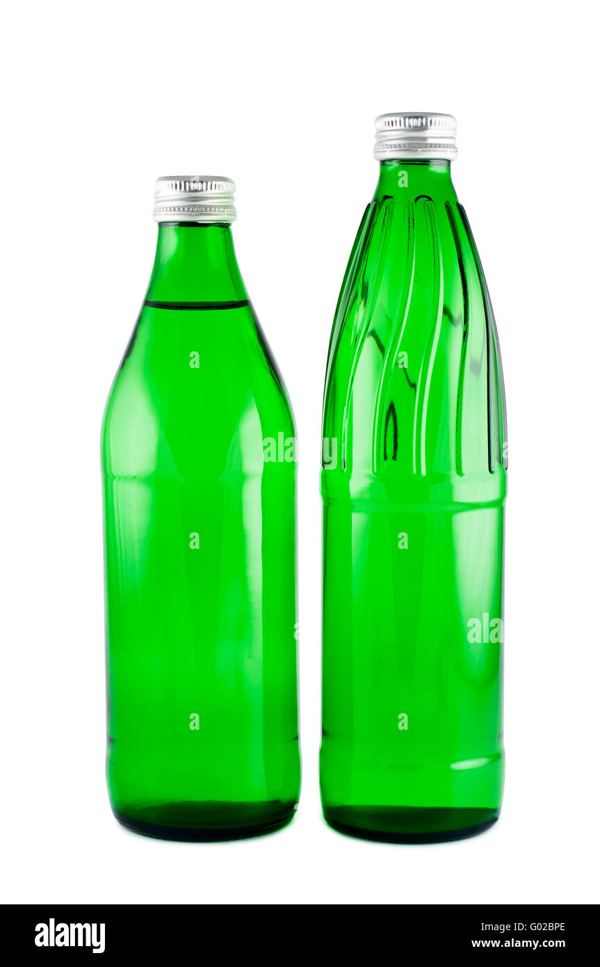Botellas con agua mineral aislado sobre fondo blanco trazado de recorte. Foto de stock