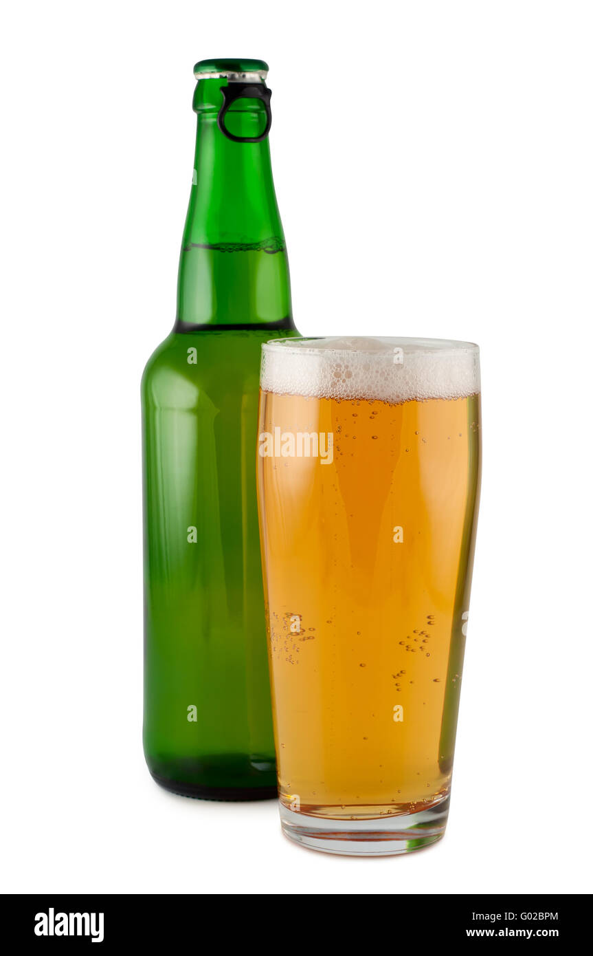 Cerveza, botella de vidrio, aislado sobre fondo blanco trazado de recorte. Foto de stock