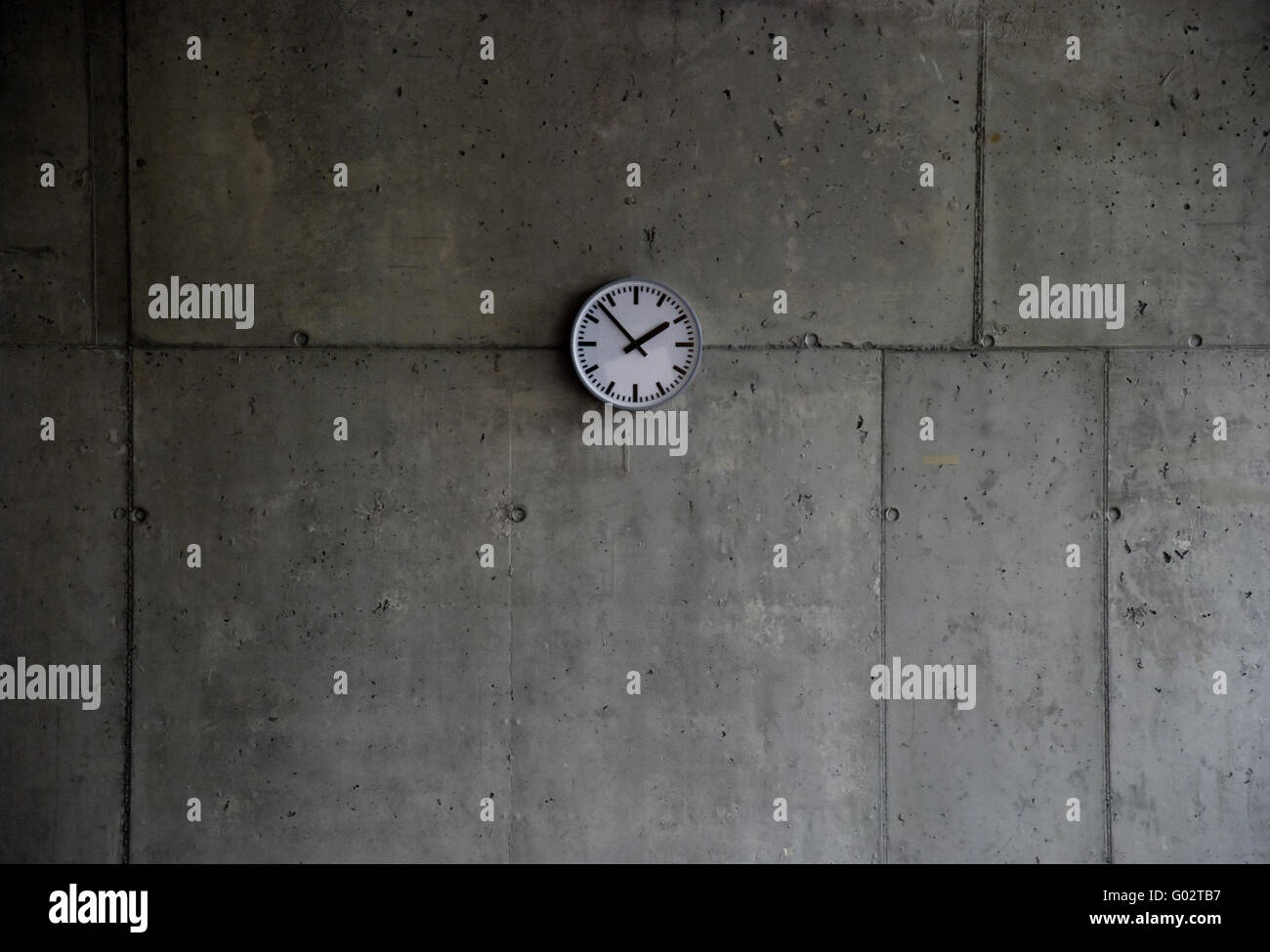 Reloj de un enorme muro de hormigón Foto de stock