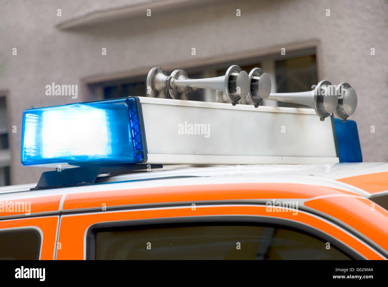 El techo de un coche de emergencia alemán con luz azul Foto de stock