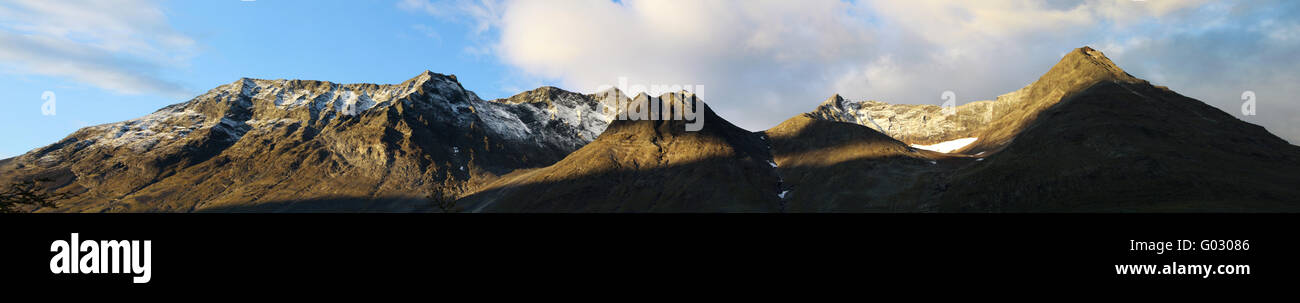 Cumbre de montaña en el panorama nacional denominado Sarek par Foto de stock