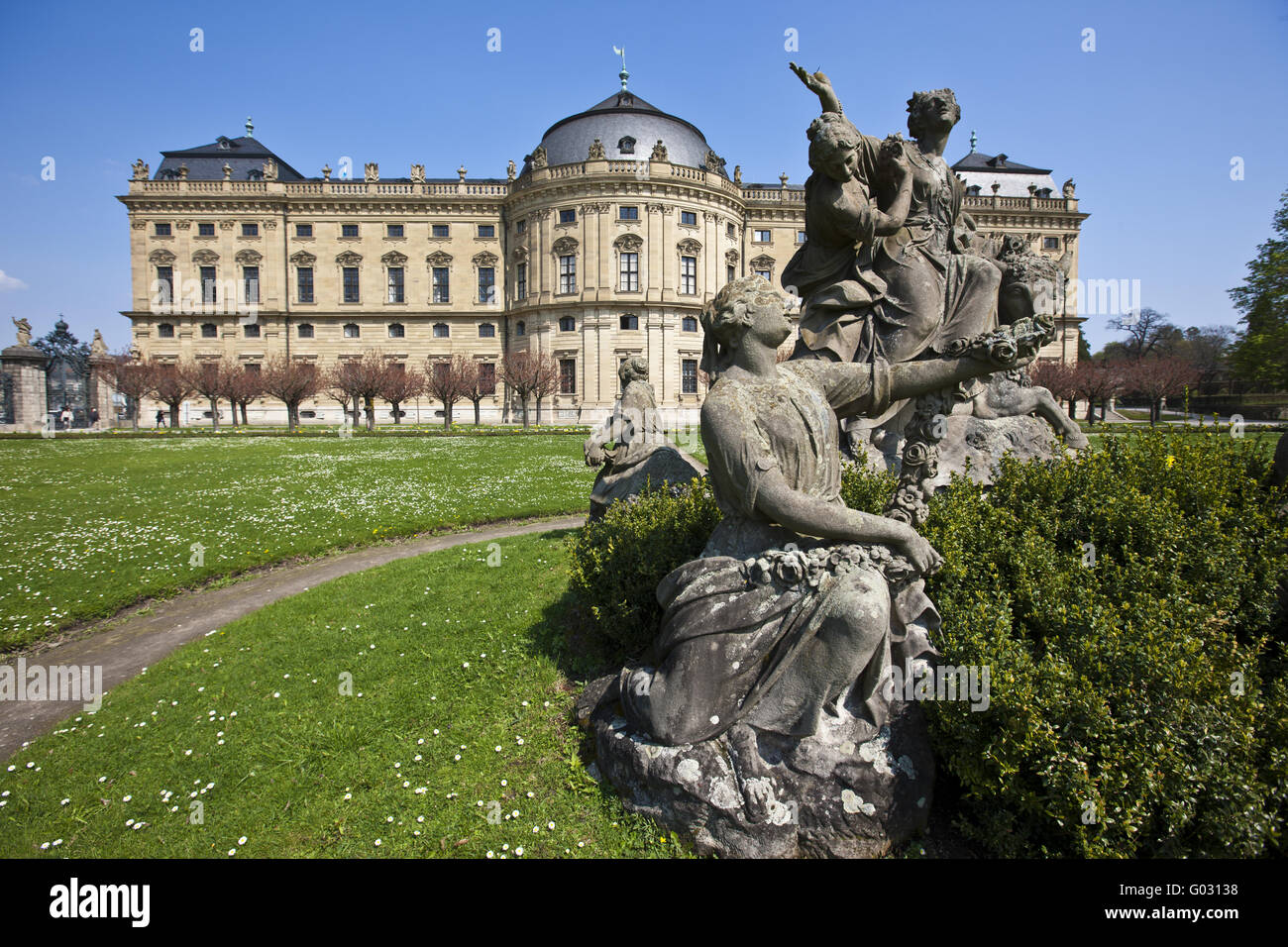 El Hofgarten y el Castillo Barroco de Würzburg Residencia Foto de stock