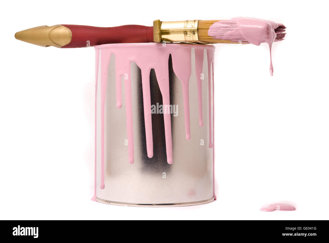 Lata de pintura rosa y cepillos profesionales en un blanco Foto de stock
