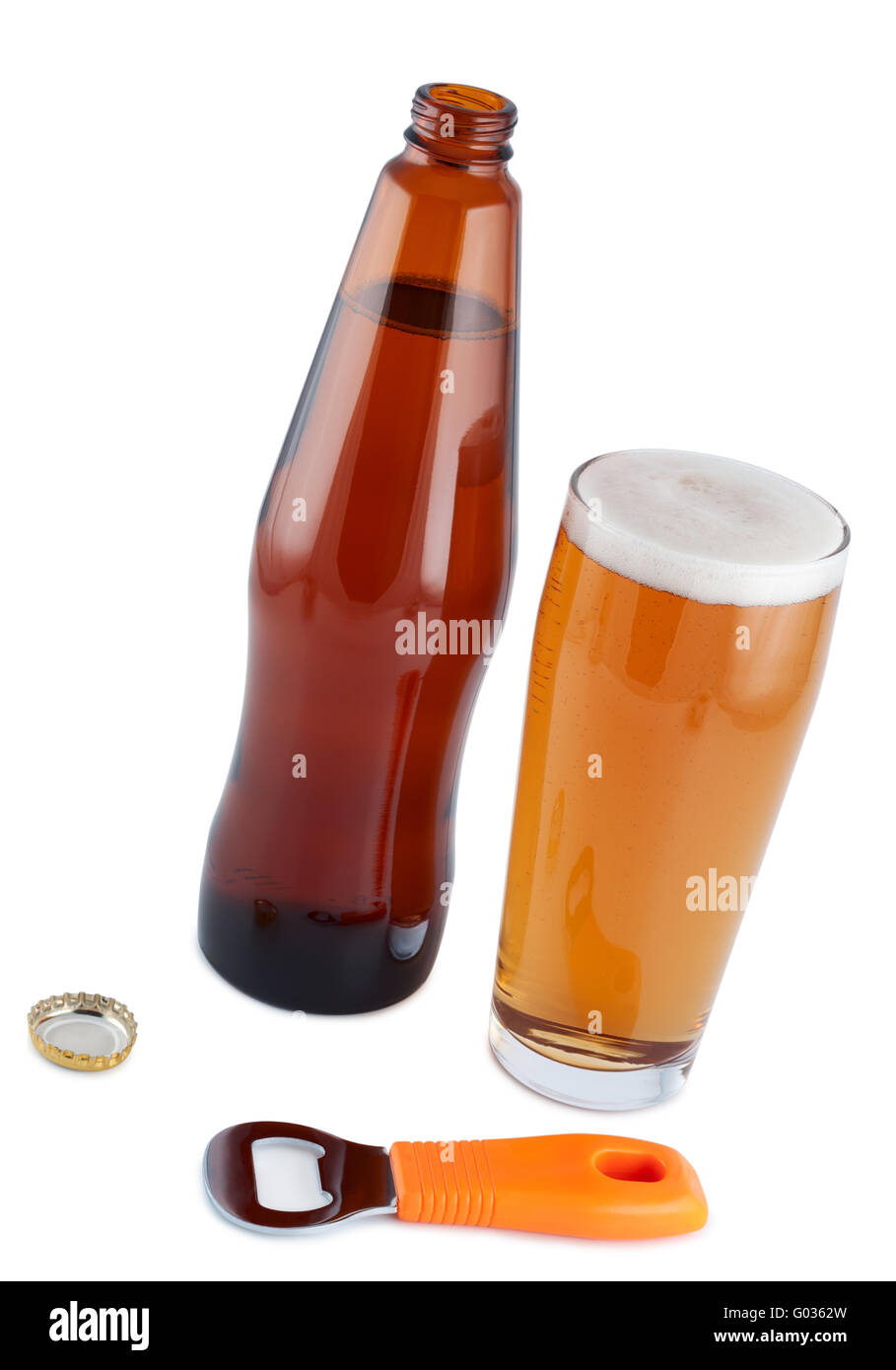 Cerveza en botella con abridor de botellas y vidrio. Foto de stock