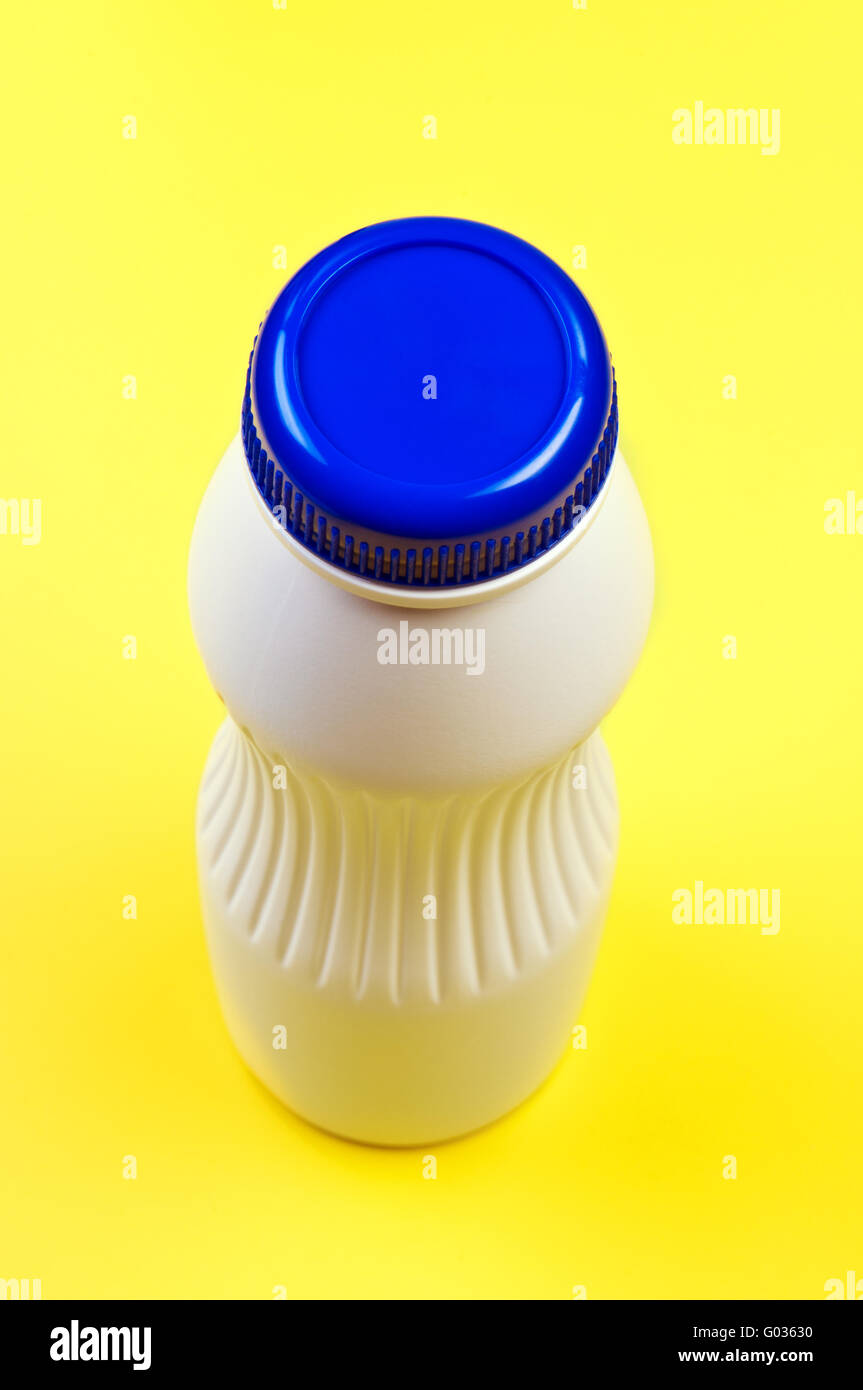 Botella de plástico sobre fondo amarillo vista desde arriba. Foto de stock