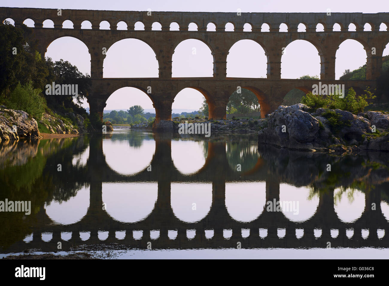 Pont du Gard y río Gardon, Provenza, Francia Foto de stock