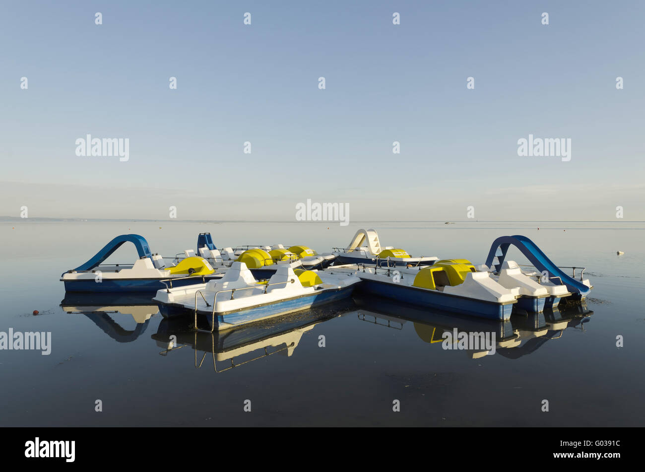 Botes de pedal con diapositivas sobre el agua Foto de stock