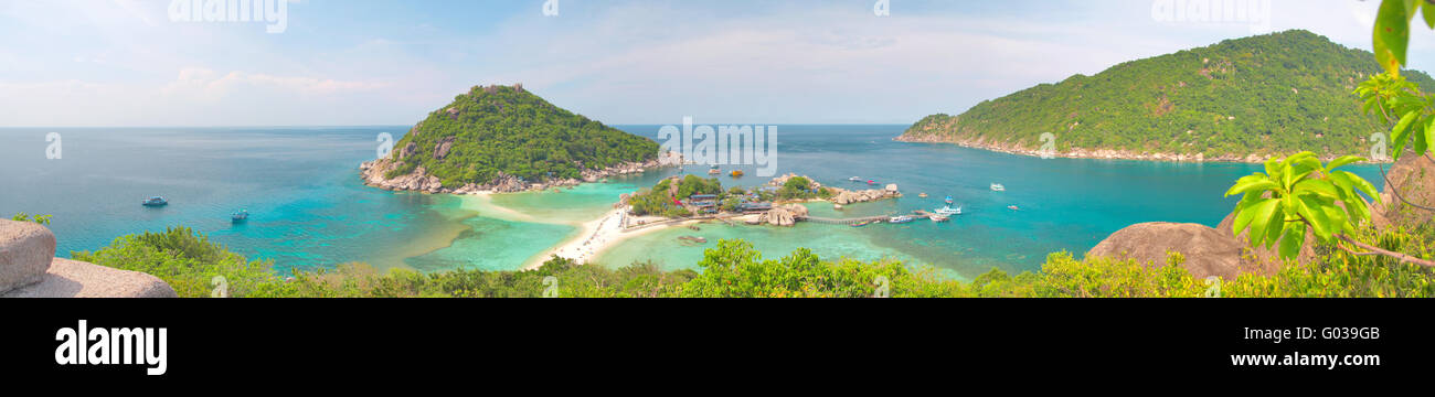 Vistas panorámicas al mar y la isla tropical Foto de stock