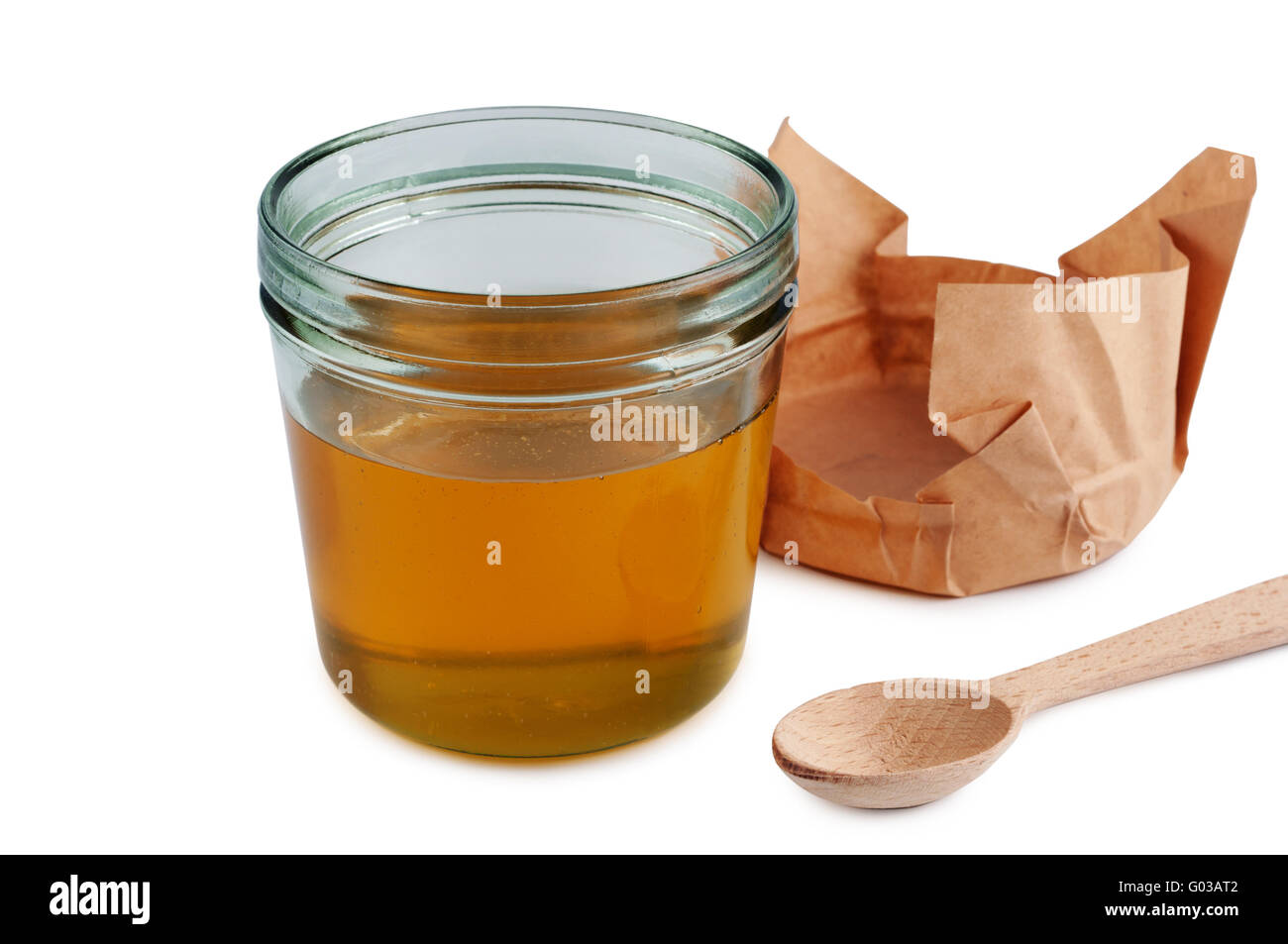 En tarro de miel con una cuchara de madera. Cerrar aislados. Foto de stock