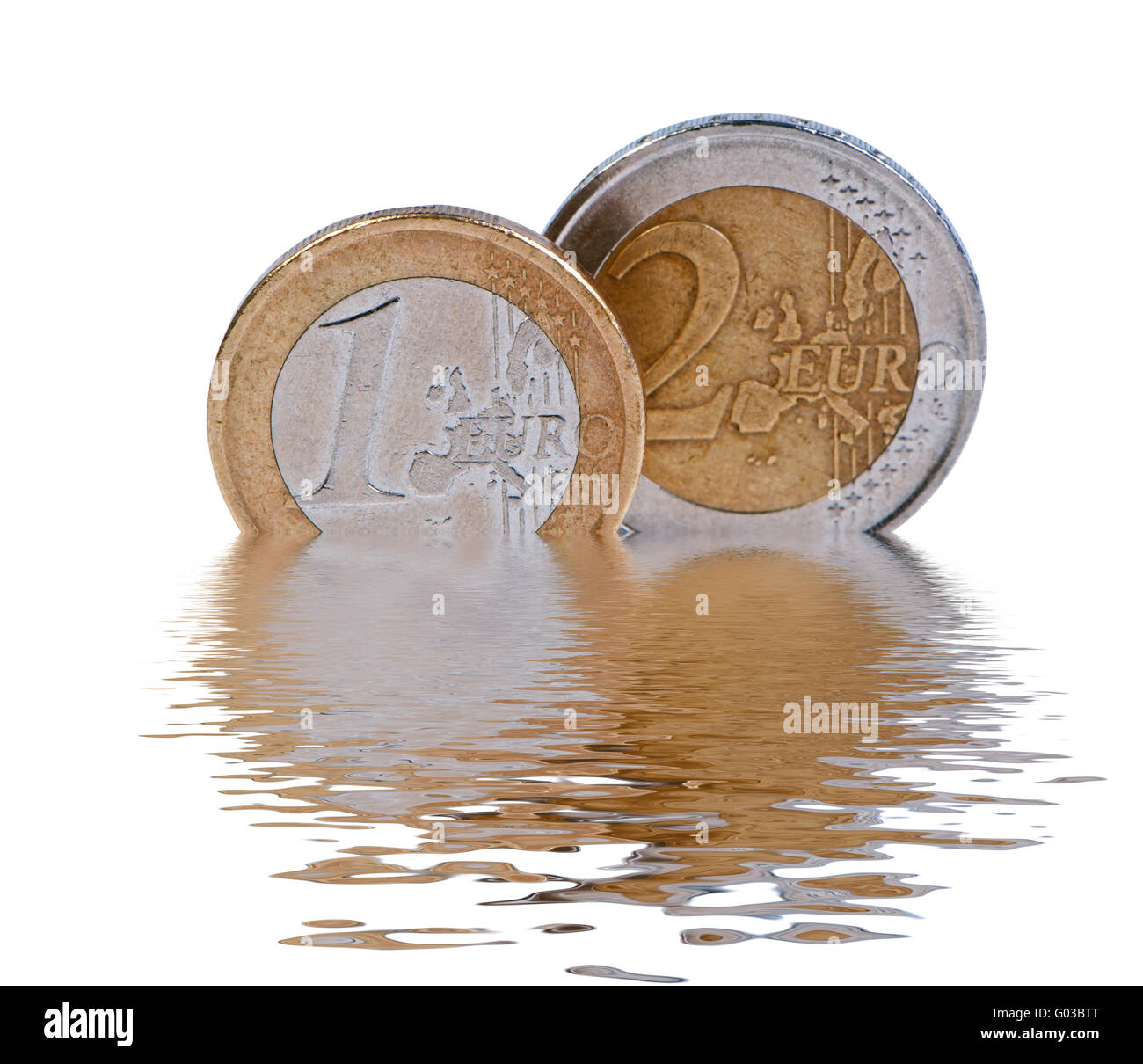 Las monedas de uno y dos euros reflejo en el agua. Foto de stock