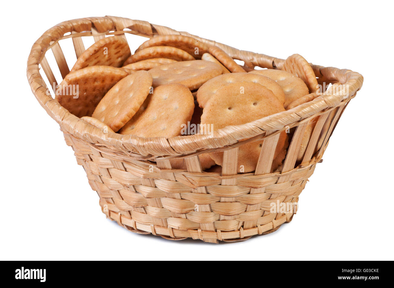 Las Cookies en una cesta aislar sobre fondo blanco. Foto de stock