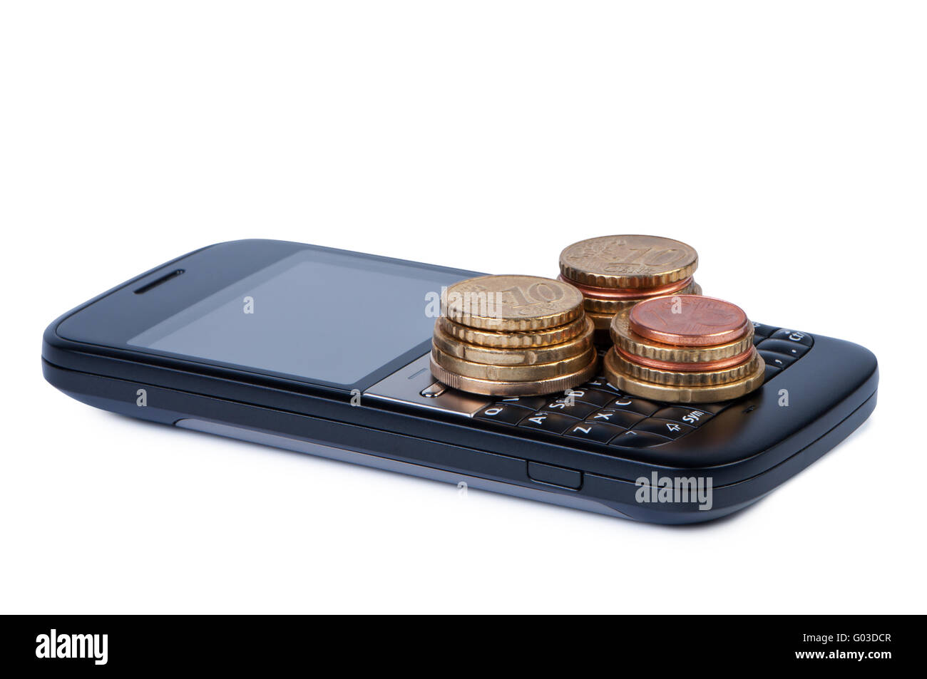Teléfono celular con monedas. Concepto de pagos y ahorros. Foto de stock