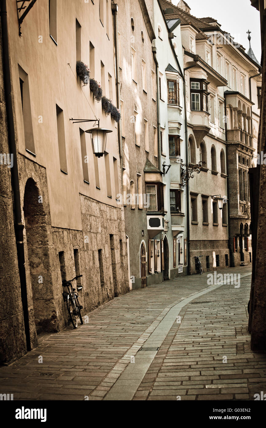 Foto de estilo retro europeo típico casco antiguo calle Foto de stock